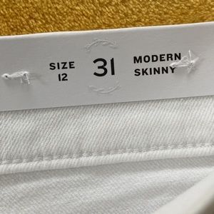 White skinny jeans 💚